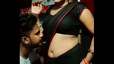 Desi Bhabhi Saree Navel Basah-basah, Jilat Sambil Main