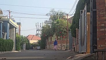 Sialan, Mama Arab Di Luar Rumah Dekat Jalan Sedang Coli Memeknya Sampai Basi!