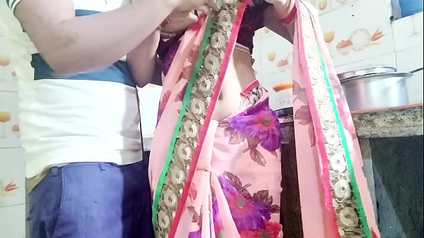 देसी भाभी बर्तन धो रही थी, तभी देवर ने आकर बोला—भाभी तेरी चूत चाहिए, देगी क्या? हिंदी में सुन।