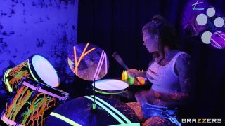 Tonton Trailer Full Bang The Drummer Dari Brazzers, Bikin Makin Pengen Col*