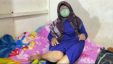 Wanita Berhijab Lagi Mainin Diri Sendiri, Basah Kuyup Saking Nafsunya.